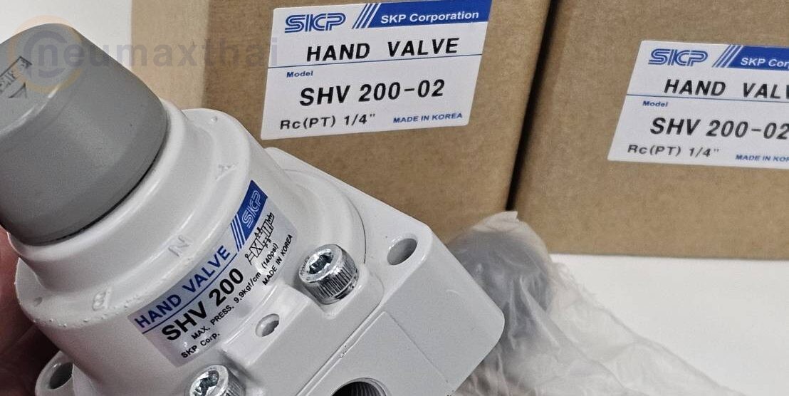 ส่ง Hand valve SHV200-02 4/3 CLOSE CENTER HAND VALVE 1/4″ , “SKP” ให้ลค. 2 ตัว